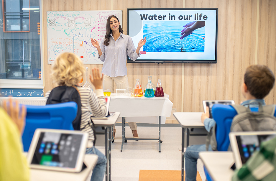 sipw-interactive-flat-panels-side-imagee